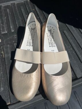 Mephisto Women’s Metallic Champagne Mary Jane Flats with Elastic Strap